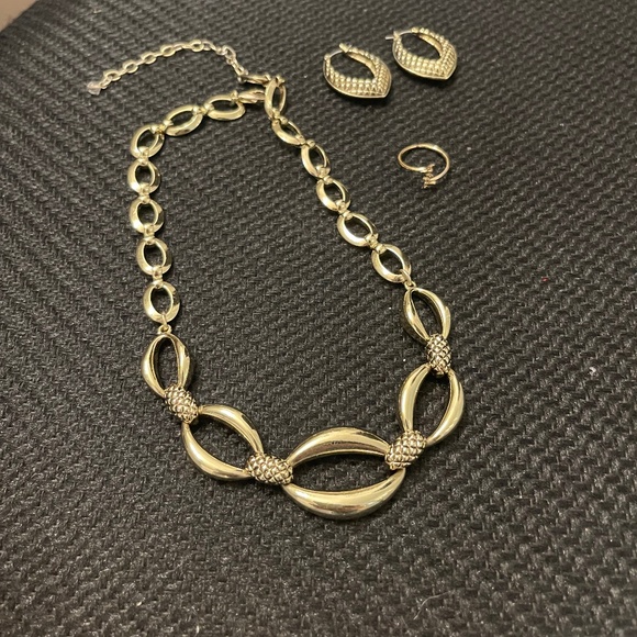 New with out tags “Naper” Gold with Black Accent Choker Necklace & Earrings - Picture 1 of 2